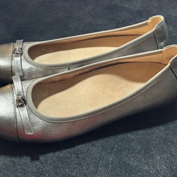 Vionic Amorie Pewter Metallic Leather Slip On Bow Ballet Flats US Sz 8.5. - Picture 3 of 12